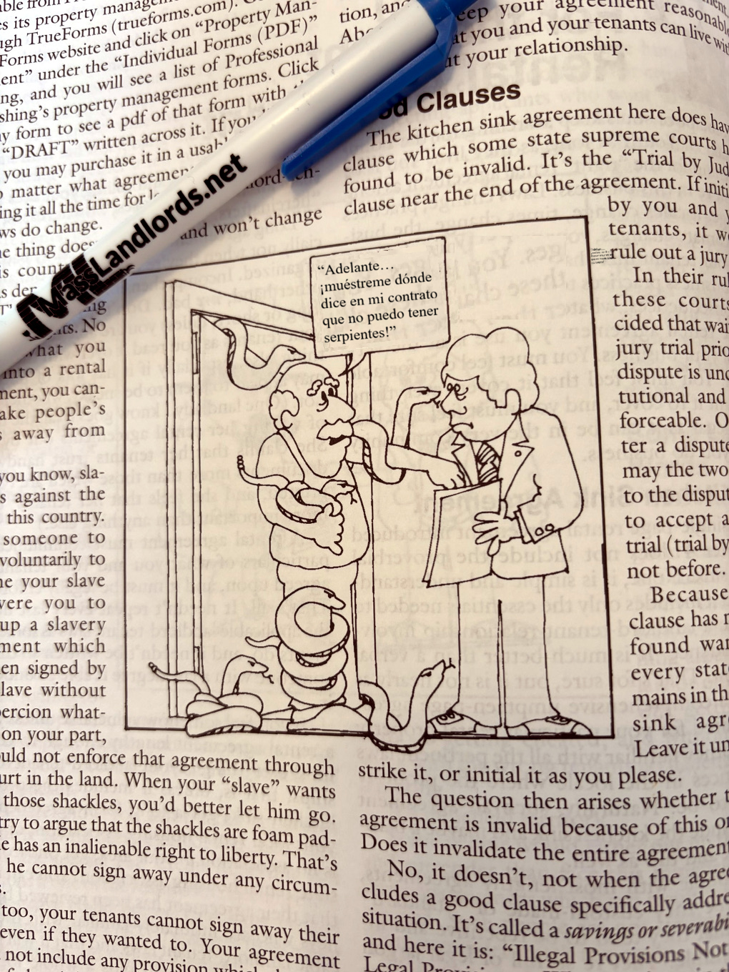 Una fotografía de una página del libro “Landlording” muestra a un inquilino de pie en la puerta de su departamento. Está sosteniendo una serpiente. Otra serpiente entra por la puerta hacia el pasillo. Una tercera serpiente rodea la puerta hacia el pasillo. Una cuarta serpiente está enrollada a sus pies. Un propietario con aspecto estresado sostiene una hoja de papel frente al inquilino. El inquilino dice: “Adelante. ¡Muéstreme dónde dice en mi contrato que no puedo tener serpientes!!!”